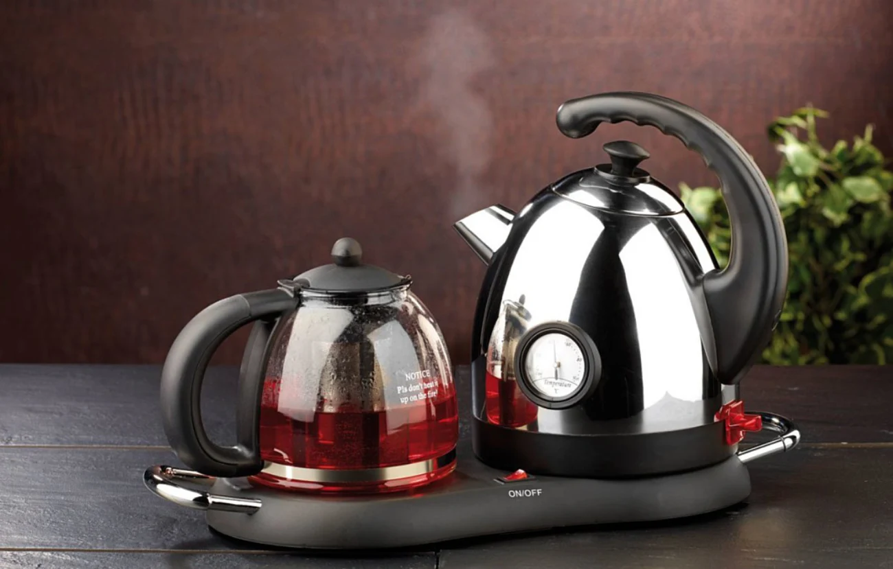 Bouilloire moderne avec thermomètre de température et pieds antidérapants